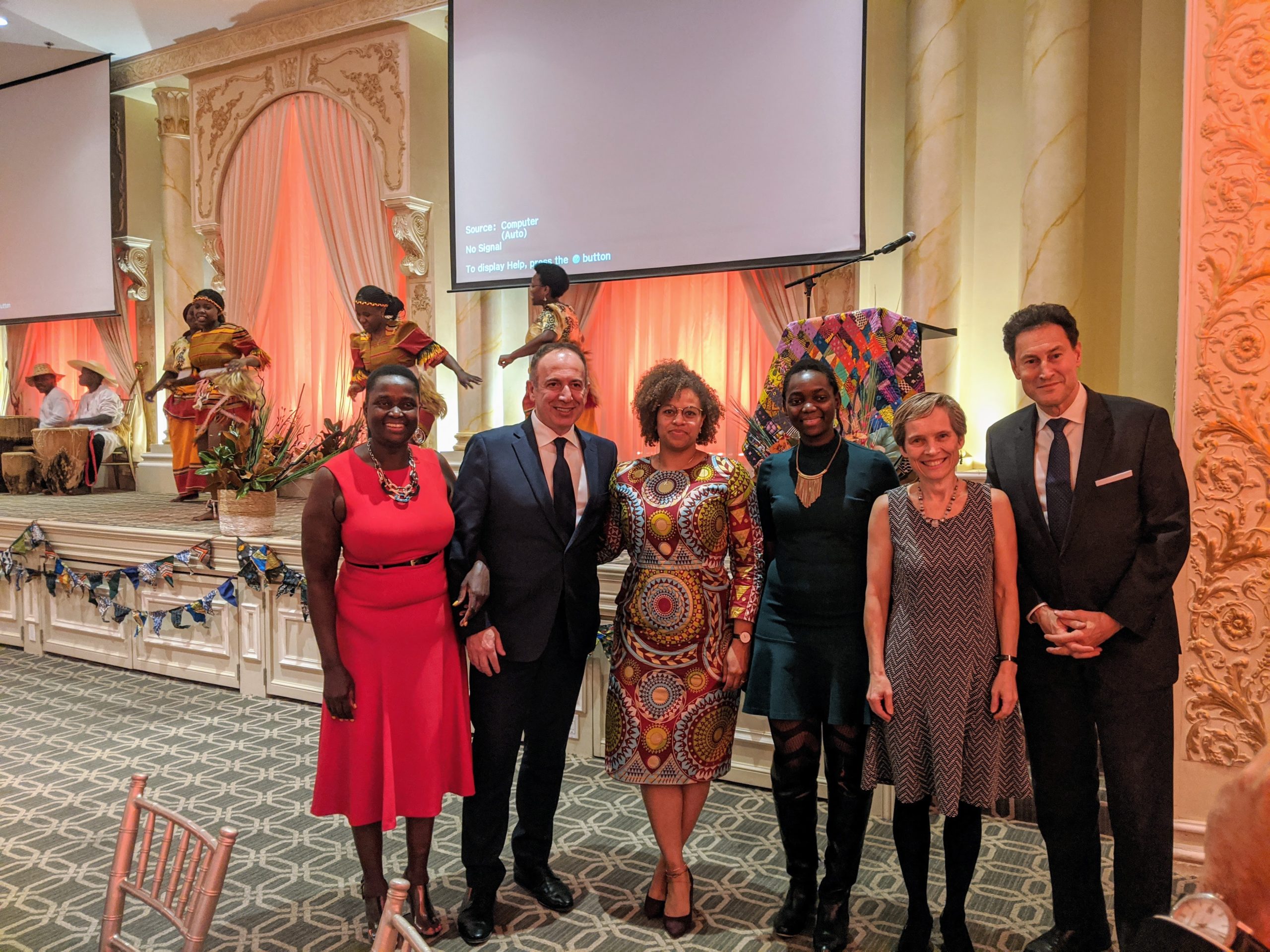Deborah Mensah with the Mayor of Vaughan, hosts Steve Paikin and Lilly Obina, and Dr. Jean Chamberlain Froese at the 2019 Gala.